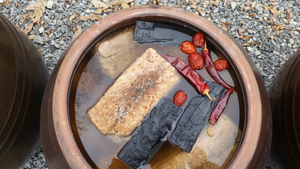 항아리에 메주와 소금물, 숯, 건고추, 대추 등을 넣고 숙성하면 전통 장을 만들 수 있다. 사진은 조병희 종부의 숙성 간장. /사진=하수민기자 