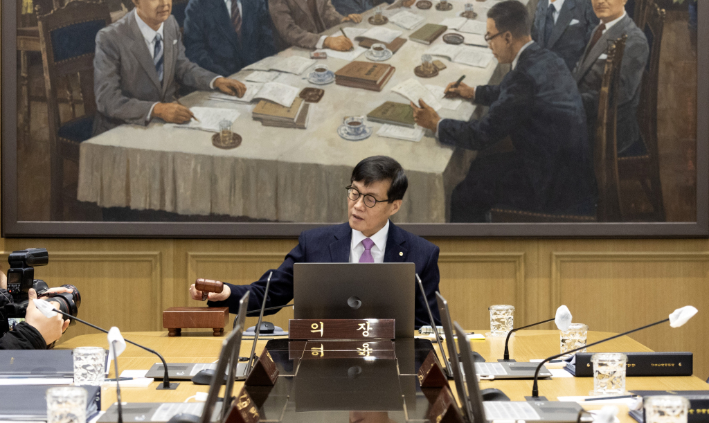 이창용 한국은행 총재가 16일 오전 서울 중구 한국은행에서 열린 금융통화위원회에서 의사봉을 두드리고 있다. 이날 한은 금통위는 기준금리를 연 3%로 동결했다. /사진=뉴스1