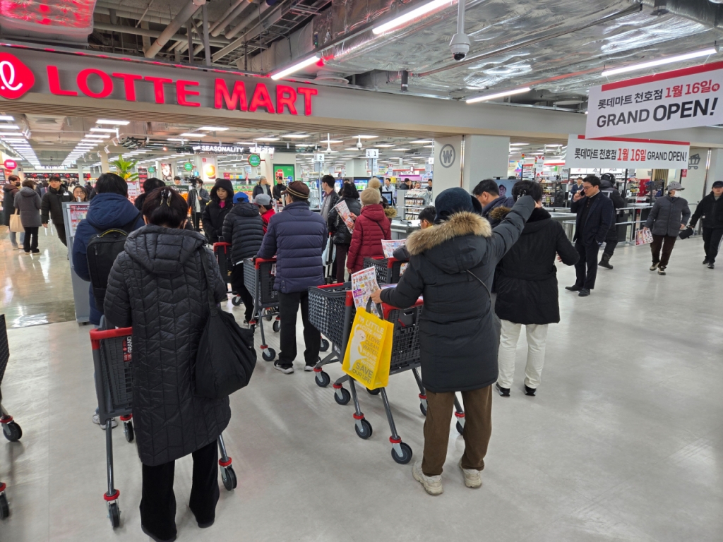 16일 오픈한 롯데마트 천호점에 고객이 개점 전에 줄을 서서 대기하고 있는 모습. /사진=유엄식 기자