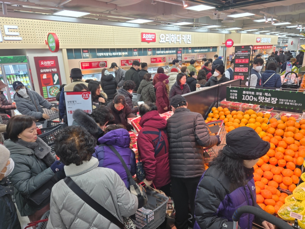 16일 오픈한 롯데마트 천호점에 한정 특가 상품으로 선보인 딸기 매대에 고객이 몰려서 상품을 고르고 있다. /사진=유엄식 기자