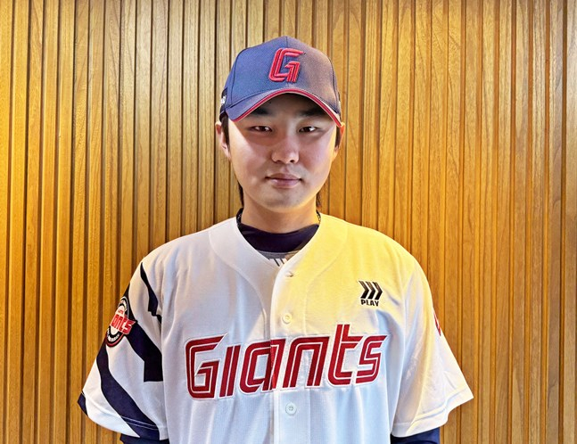 롯데 정철원이 2025시즌 유니폼을 입고 포즈를 취하고 있다. /사진=양정웅 기자