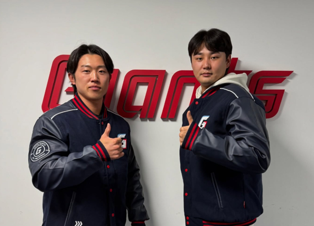 롯데로 이적한 정철원(오른쪽)과 전민재. /사진=롯데 자이언츠 공식 SNS 갈무리