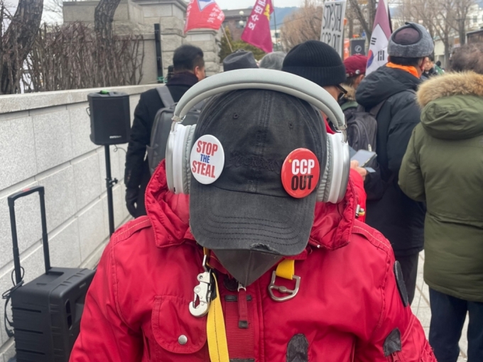 16일 서울 종로구 헌법재판소 앞에 윤석열 대통령 지지자가 집회 참여를 위해 등장한 모습. /사진=이현수 기자