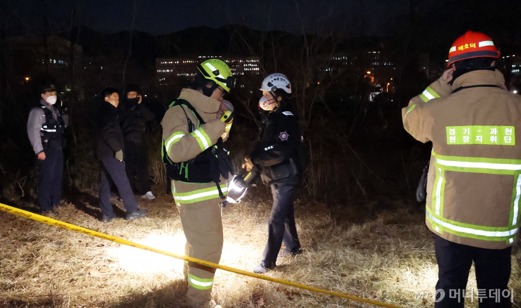 (과천=뉴스1) 김명섭 기자 = 윤석열 대통령에 대한 체포영장이 집행된 15일 오후 고위공직자범죄수사처(공수처)가 있는 경기 과천시 정부과천청사 부근에서 남성 1명이 분신해 경찰과 소방이 현장조사를 하고 있다. 2025.1.15/뉴스1  Copyright © 뉴스1. All rights reserved. 무단 전재 및 재배포,  AI학습 이용 금지. /사진=(과천=뉴스1) 김명섭 기자