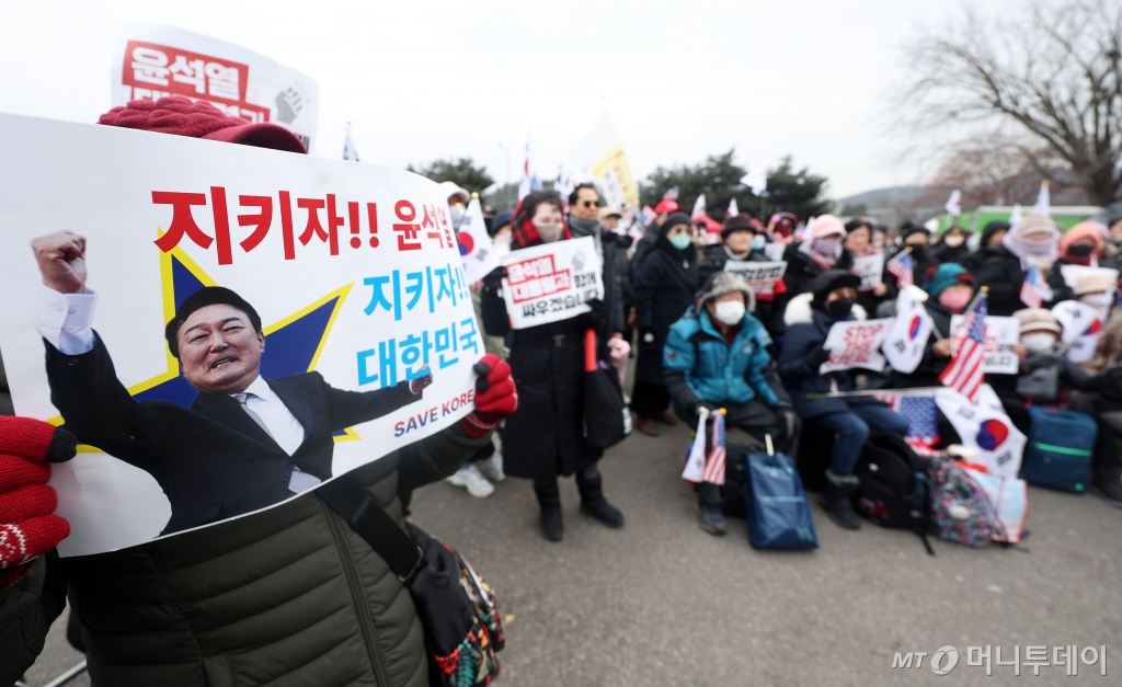 [의왕=뉴시스] 홍효식 기자 = 16일 윤석열 대통령이 구금된 경기도 의왕시 서울구치소 앞에서 윤 대통령 지지자들이 집회를 하고 있다. 2025.01.16. yesphoto@newsis.com /사진=홍효식