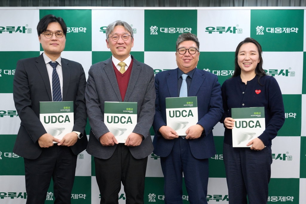 (왼쪽부터) 장동기 보라매병원 교수, 이상협 서울대병원 교수, 장재영 순천향대서울병원 교수, 장영 순천향대서울병원 교수가 심포지엄을 마친 뒤 기념 촬영을 하고 있다. /사진제공=대웅제약