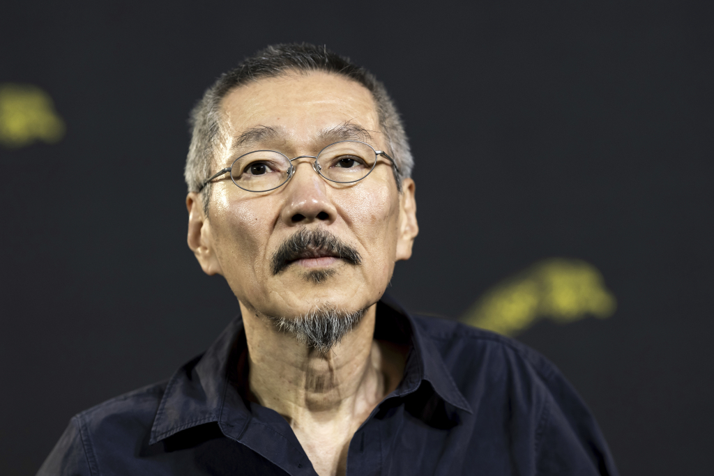 홍상수 감독이 지난해 8월 스위스 로카르노에서 열린 제77회 로카르노 국제영화제에 '수유천' 포토콜에 참석해 포즈를 취하고 있다. /사진=로카르노=AP/뉴시스] 