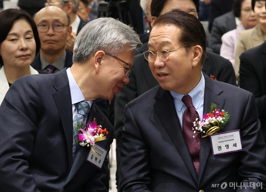 (서울=뉴스1) 송원영 기자 = 권영세 국민의힘 비상대책위원장과 김택우 대한의사협회 회장이 17일 서울 용산구 대한의사협회에서 열린 2025년 의료계 신년하례회에서 대화를 하고 있다. 2025.1.17/뉴스1  Copyright © 뉴스1. All rights reserved. 무단 전재 및 재배포,  AI학습 이용 금지. /사진=(서울=뉴스1) 송원영 기자