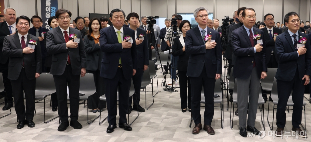 (서울=뉴스1) 송원영 기자 = 17일 서울 용산구 대한의사협회에서 열린 2025년 의료계 신년하례회에서 참석자들이 국기에 경례를 하고 있다.  오른쪽부터 박주민 국회 보건복지위원회 위원장, 권영세 국민의힘 비대위원장, 김택우 대한의사협회 회장, 이성규 대한병원협회 회장, 권성동 국민의힘 원내대표, 안철수 국민의힘 의원. 2025.1.17/뉴스1  Copyright © 뉴스1. All rights reserved. 무단 전재 및 재배포,  AI학습 이용 금지. /사진=(서울=뉴스1) 송원영 기자