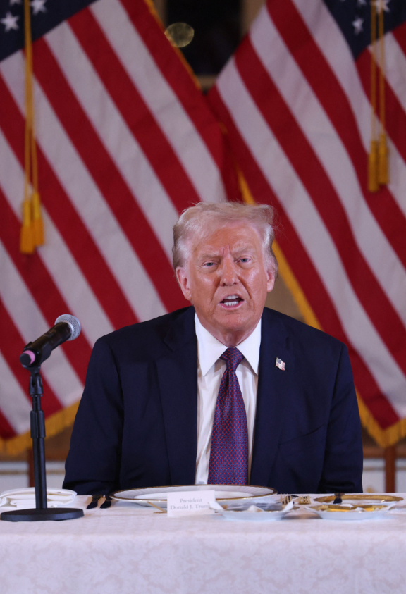 도널드 트럼프 미국 대통령 당선인이 9일(현지시간) 플로리다주 팜비치 마러라고 리조트에서 공화당 소속 주지사들과 회의서 “블라디미르 푸틴 러시아 대통령과의 회담을 준비하고 있다”고 밝히고 있다. /AFPBBNews=뉴스1