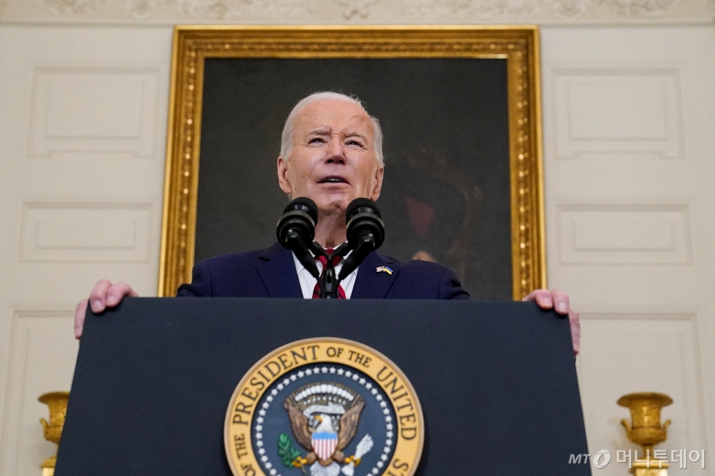 (로이터=뉴스1) 정윤영 기자 = 24일(현지시간) 조 바이든 미국 대통령이 의회에서 통과된 우크라이나와·이스라엘·대만에 대한 안보 지원 예산안과 틱톡 강제 매각 법안에 각각 서명했다. 바이든 대통령의 서명에 따라 법안은 즉시 발효됐다. 2024.04.25.  ⓒ 로이터=뉴스1  Copyright © 뉴스1. All rights reserved. 무단 전재 및 재배포,  AI학습 이용 금지. /사진=(로이터=뉴스1) 정윤영 기자