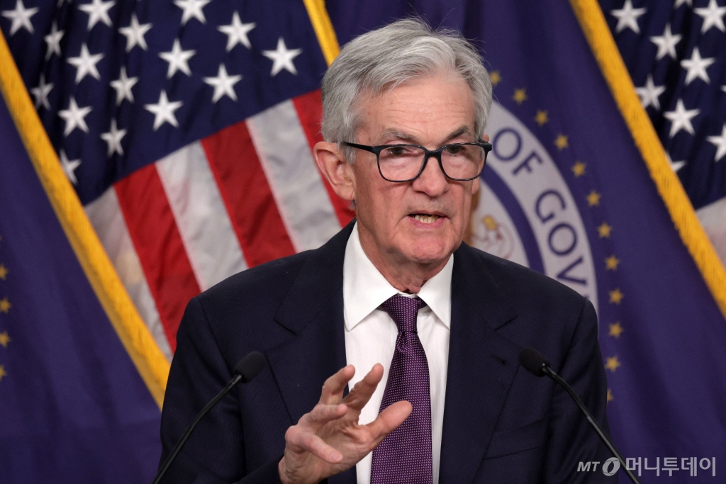 (워싱턴 AFP=뉴스1) 우동명 기자 = 제롬 파월 미국 연방준비제도(Fed·연준) 의장이 18일(현지시간) 워싱턴 연준에서 기준금리를 0.25%포인트 인하한 FOMC 회의를 마친 뒤 가진 기자회견을 갖고 “금리 조정 속도를 늦추는 게 적절한 지점에 도달했다”고 밝히고 있다, 2024.12.19  ⓒ AFP=뉴스1  Copyright © 뉴스1. All rights reserved. 무단 전재 및 재배포,  AI학습 이용 금지. /사진=(워싱턴 AFP=뉴스1) 우동명 기자
