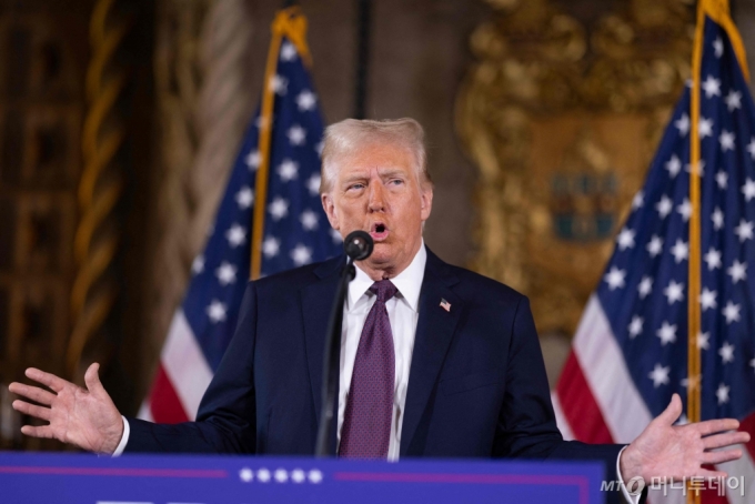 도널드 트럼프 미국 대통령 당선인이 7일 (현지시간) 플로리다주 팜비치에 있는 마러라고 저택에서 기자회견을 갖고 “캐나다에 대해서는 군사력이 아닌 "경제적 강압"을 사용할 수 있다”고 밝히고 있다. 2025.01.08  /AFPBBNews=뉴스1