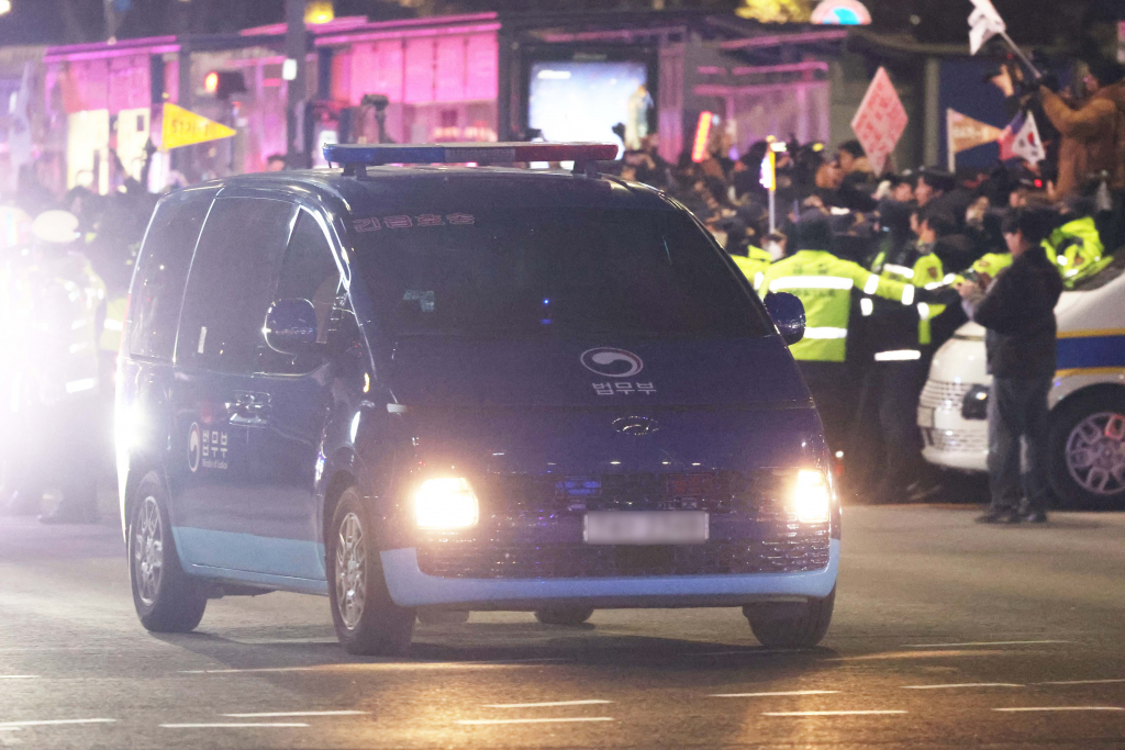 내란 우두머리 혐의로 체포된 윤석열 대통령이 18일 오후 서울 마포구 서울서부지방법원에서 영장실질심사를 받았다. 윤 대통령에 대한 영장심사가 끝난 뒤 호송차량을 비롯한 경호차량들이 법원을 빠져나가고 있다./사진=뉴스1