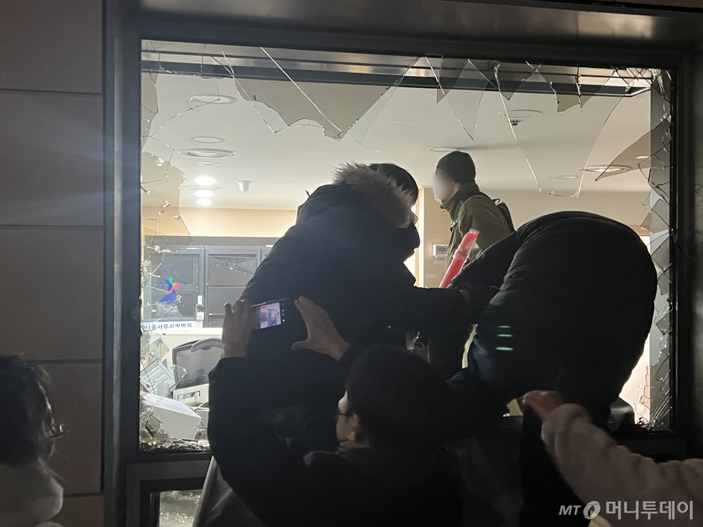 19일 새벽 윤석열 대통령 구속영장이 발부되자 윤 대통령 지지자들이 서울서부지법 유리창을 깨고 진입해 난동을 부리고 있다. /사진=뉴스1 