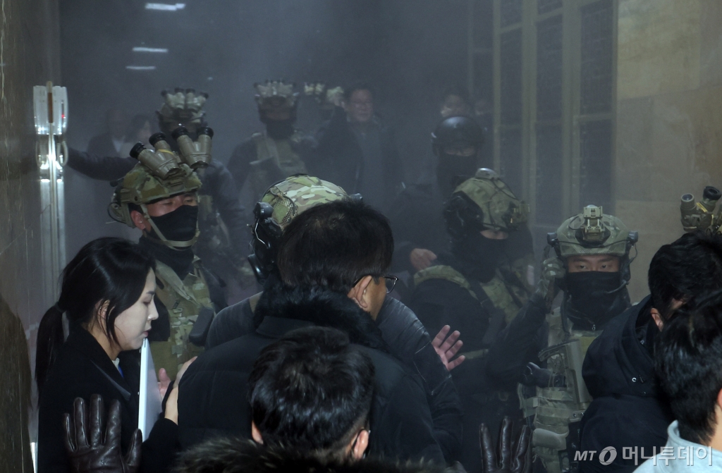 윤석열 대통령이 지난해 12월3일 밤 긴급 대국민 담화를 통해 비상계엄령을 발표한 가운데 서울 여의도 국회 내부로 계엄군이 진입하고 있다. /사진=뉴시스