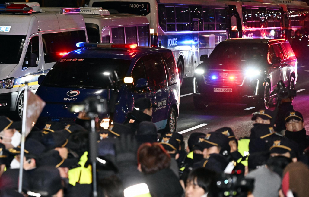내란 수괴와 직권남용 등의 혐의를 받는 윤석열 대통령의 구속 전 피의자 심문(영장실질심사)이 종료된 18일 서울 마포구 서울서부지방법원에서 윤 대통령이 탑승한 호송차량이 법원을 나와 서울구치소를 향하고 있다. /사진=뉴시스(공동취재) 