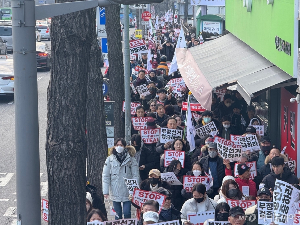 19일 낮 1시부터 서부지법 앞에서 "부정선거" 구호를 외치며 다시 미신고 집회 및 행진에 나섰다. /사진=김선아 기자