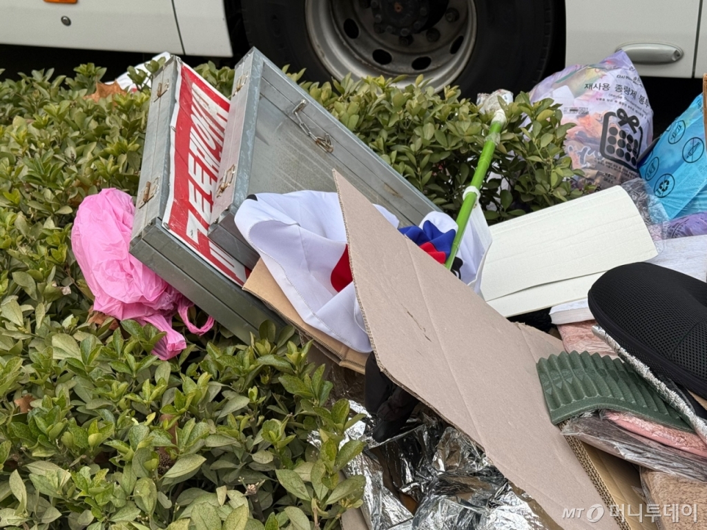 19일 오전 8시쯤 찾은 서울 마포구 서부지법 청사. 쓰레기 사이 경찰 '교통 통제 안내' 입간판이 버려진 모습. /사진=김선아 기자