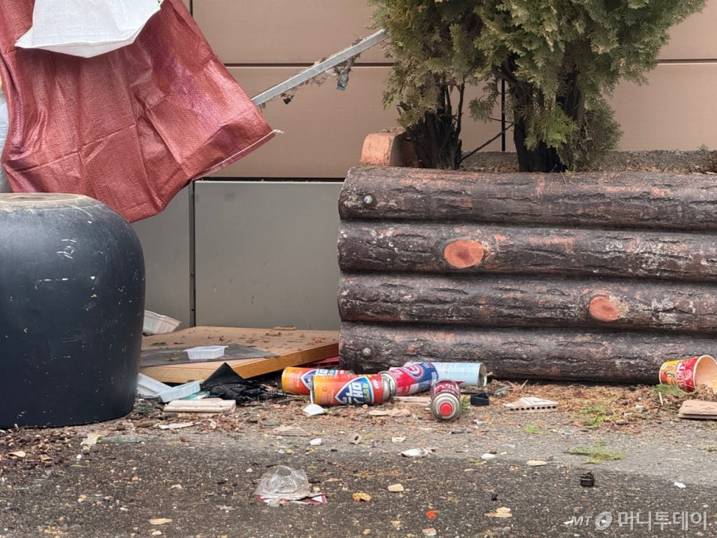19일 오전 8시쯤 찾은 서울 마포구 서부지법 청사. 후문 울타리 안쪽 청사 외벽을 이루는 타일과 창문이 산산조각 났다. /사진=김선아 기자