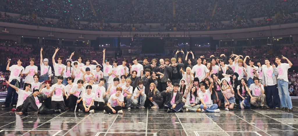 지난 12일 서울 고척스카이돔에서 진행된 에스엠타운 라이브 2025 '더 컬처, 더 퓨처' 인 서울(SMTOWN LIVE 2025 'THE CULTURE, THE FUTURE' in SEOUL) 콘서트에서 출연진들이 기념촬영을 하고 있다./사진제공=SM엔터테인먼트