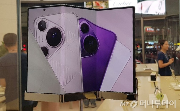 중국 베이징 왕푸징 거리의 화웨이 매장에 이날 공개된 화웨이의 3단 폴더블폰 메이트 XT가 전시돼 있다. /사진=뉴시스