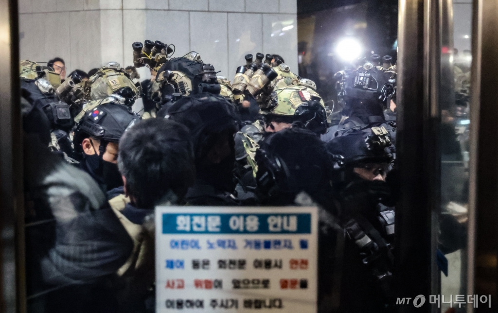 윤석열 대통령이 지난 12월3일 밤 긴급 대국민 담화를 통해 비상계엄령을 발표한 가운데 서울 여의도 국회 입구에 군인들이 내부 진입을 시도하고 있다. /사진=뉴시스
