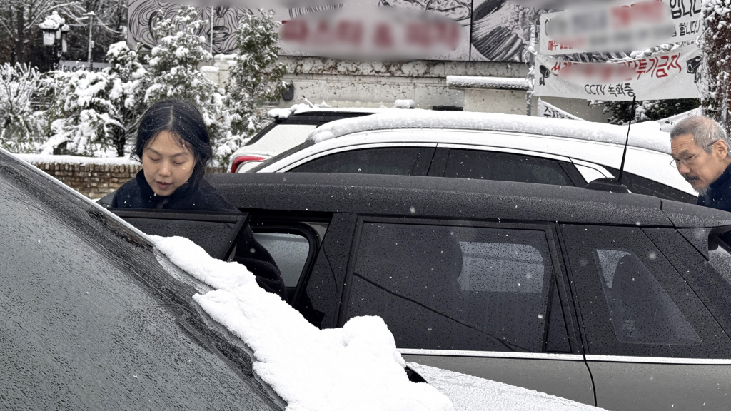 지난해 11월 경기 남양주시 인근에서 포착된 배우 김민희와 홍상수 감독. /사진=뉴스1 
