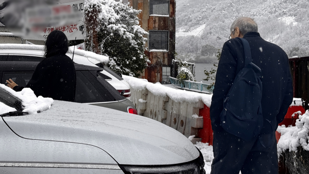 지난해 11월 경기 남양주시 인근에서 포착된 배우 김민희와 홍상수 감독. /사진=뉴스1 