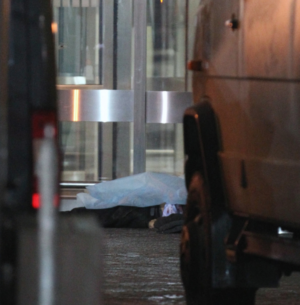 2011년 1월24일 러시아 도모데도보 국제공항에서 폭발 사고가 발생한 가운데 입구에서 사망한 채 발견된 희생자의 시신 한 구./사진=AFP