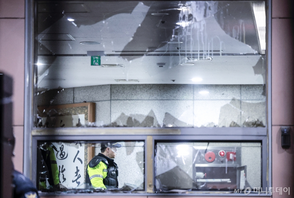 [서울=뉴시스] 정병혁 기자 = 윤석열 대통령의 구속영장이 발부된 19일 서울 마포구 서울서부지방법원의 유리창이 윤 대통령 지지자들에 의해 파손되어 있다. 2025.01.19 jhope@newsis.com /사진=정병혁