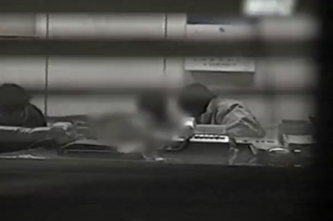 1992년 후기 대입 학력고사 시험지 절도의 유력 용의자로 지목된 경비원 정씨가 경찰 조사를 받는 모습. /사진=MBC