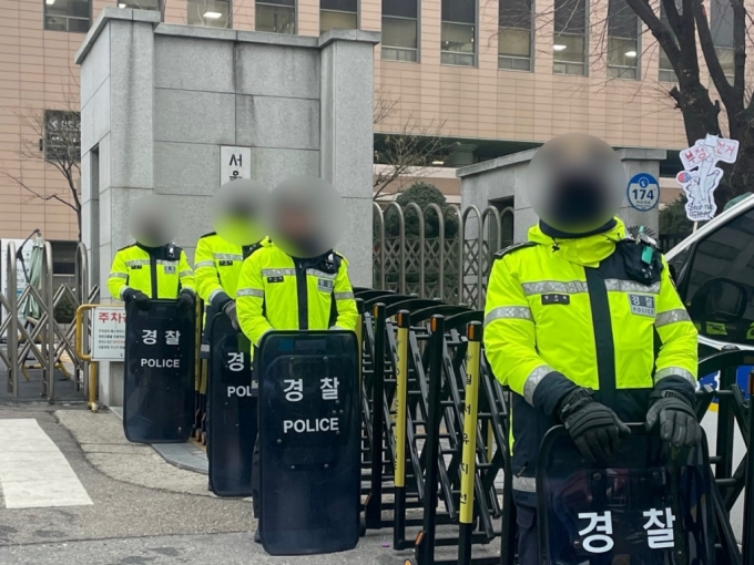20일 오전 8시쯤 서울서부지법 정문 앞 경찰들이 바리케이드를 설치하고 출입을 통제하고 있다./사진=이현수 기자