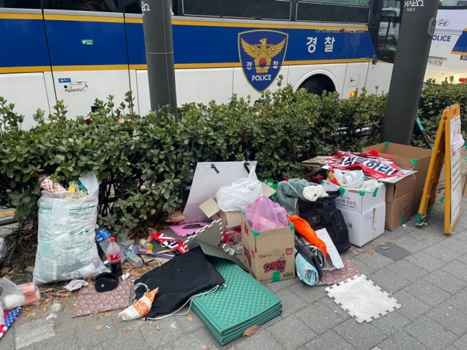 20일 오전 8시쯤 서울서부지법 정문 앞 쓰레기가 널브러져 있다./사진=이현수 기자