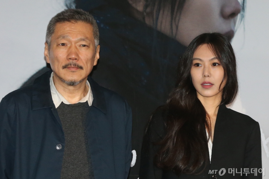 2017년 영화 시사회에 참석한 배우 김민희(오른쪽)와 홍상수 감독의 모습. /사진=머니투데이DB 