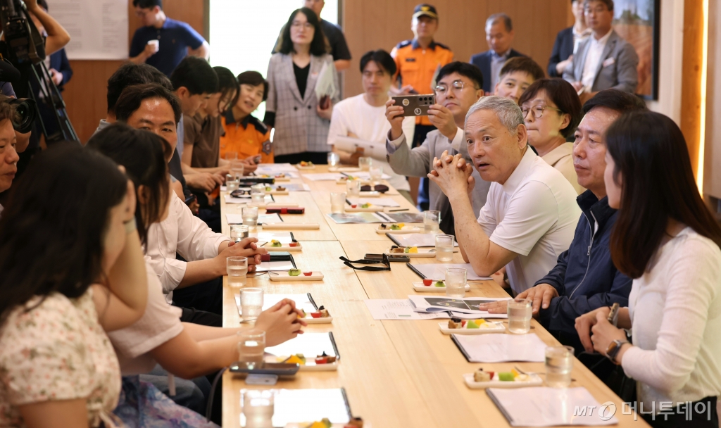 (서울=뉴스1) = 유인촌 문화체육관광부 장관이 13일 경북 안동 맹개마을을 방문해 관광객들의 의견을 듣고 있다 (문화체육관광부 제공) 2024.6.13/뉴스1 Copyright © 뉴스1. All rights reserved. 무단 전재 및 재배포, AI학습 이용 금지. /사진=(서울=뉴스1)