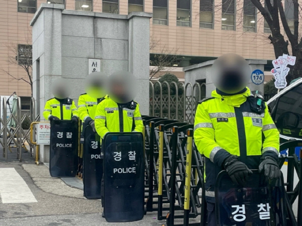 20일 오전 8시쯤 서울서부지법 정문 앞 경찰들이 바리케이드를 설치하고 출입을 통제하고 있다./사진=이현수 기자
