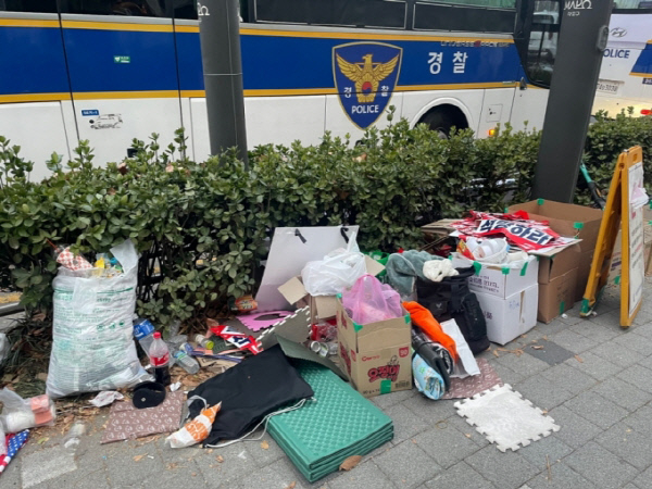 20일 오전 8시쯤 서울서부지법 정문 앞 쓰레기가 널브러져 있다./사진=이현수 기자 