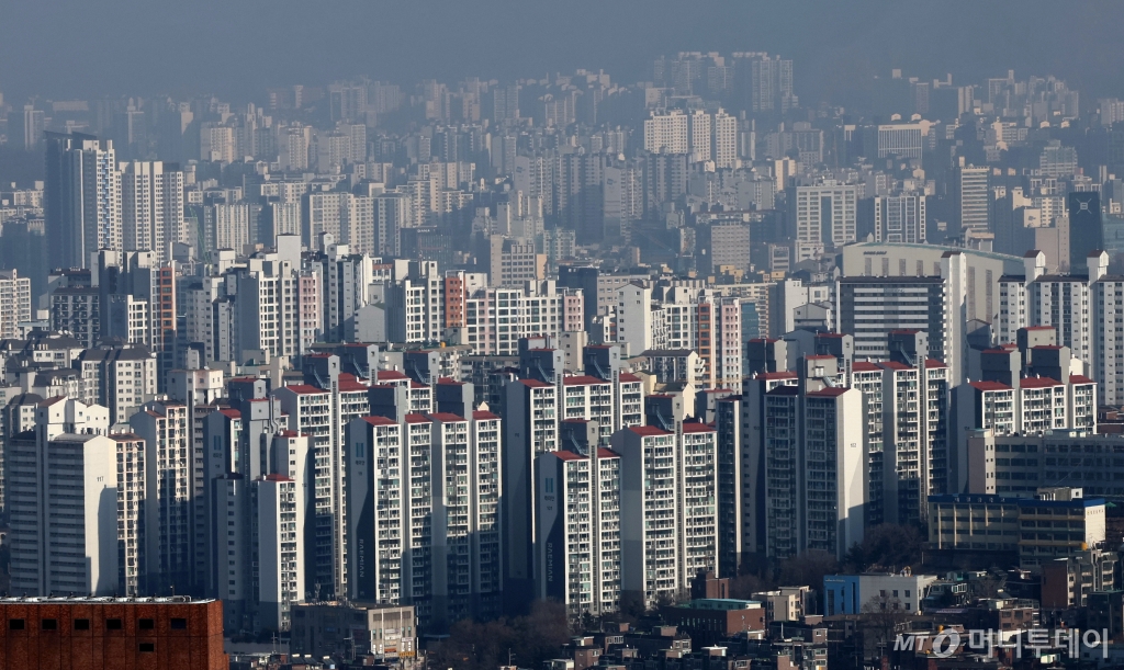 (서울=뉴스1) 송원영 기자 = 서울 아파트값이 3주 연속 보합세를 보이는 가운데 강북 외곽 지역 집값이 본격적인 하락세를 보이고 있다.  17일 한국부동산원에 따르면 이번주 서울 아파트값 변동률은 0.00%로 3주 연속 보합세를 이어갔다. 다만 지난주 보합이었던 강북 14개 구는 이번주 하락(-0.01%)으로 돌아섰다. 사진은 이날 남산에서 바라본 서울 도심 아파트 모습. 2025.1.17/뉴스1  Copyright © 뉴스1. All rights reserved. 무단 전재 및 재배포,  AI학습 이용 금지. /사진=(서울=뉴스1) 송원영 기자