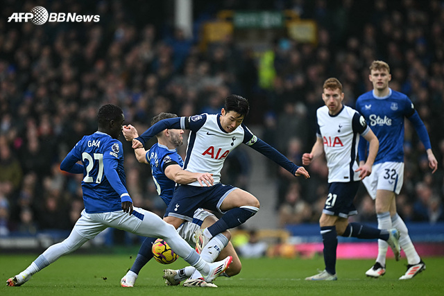 경기에 집중하는 손흥민(왼쪽에서 3번째 흰색 유니폼 등번호 7번). /AFPBBNews=뉴스1