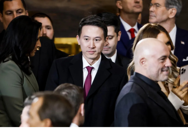 틱톡 CEO인 쇼우 지 츄가 20일(현지시간) 워싱턴 DC 의사당 중앙홀에서 거행된 도널드 트럼프 미국 대통령의 취임식장에 등장했다 /사진=블룸버그 통신