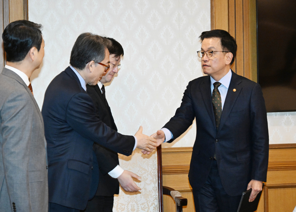최상목 대통령 권한대행 부총리 겸 기획재정부 장관이 21일 서울 종로구 정부서울청사에서 열린 대외 경제 현안 간담회에서 조태열 외교부 장관과 악수하며 인사를 하고 있다./사진제공=기재부