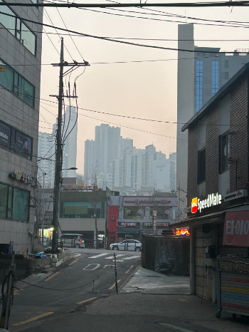 미세먼지로 뿌연 하늘을 보고 출근길에 놀란 윤씨가 찍은 21일 오전 7시30분쯤 서울 관악구 봉천동 하늘. /사진=독자제공