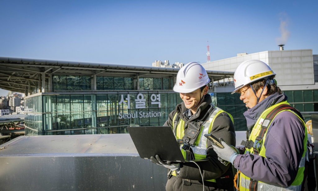 SKT와 SK오앤에스 엔지니어가 서울역 인근에서 통신장비를 점검하는 모습. /사진=SKT