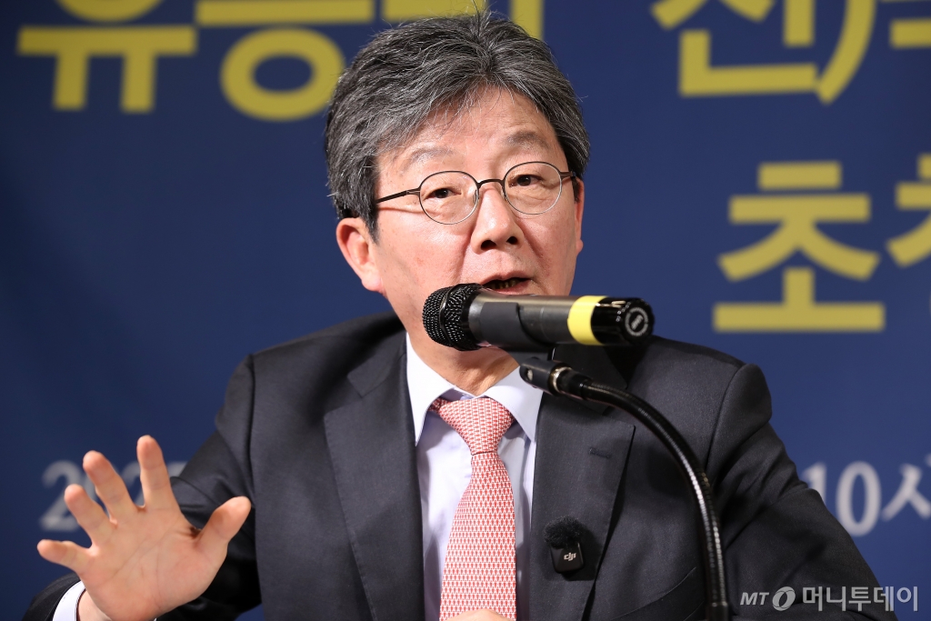 (대구=뉴스1) 공정식 기자 = 유승민 전 국민의힘 의원이 14일 오전 대구 남구 이천동 대구아트파크에서 열린 아시아포럼21 초청토론회에 참석해 취재진 질의에 답하고 있다. 2025.1.14/뉴스1 Copyright © 뉴스1. All rights reserved. 무단 전재 및 재배포, AI학습 이용 금지. /사진=(대구=뉴스1) 공정식 기자