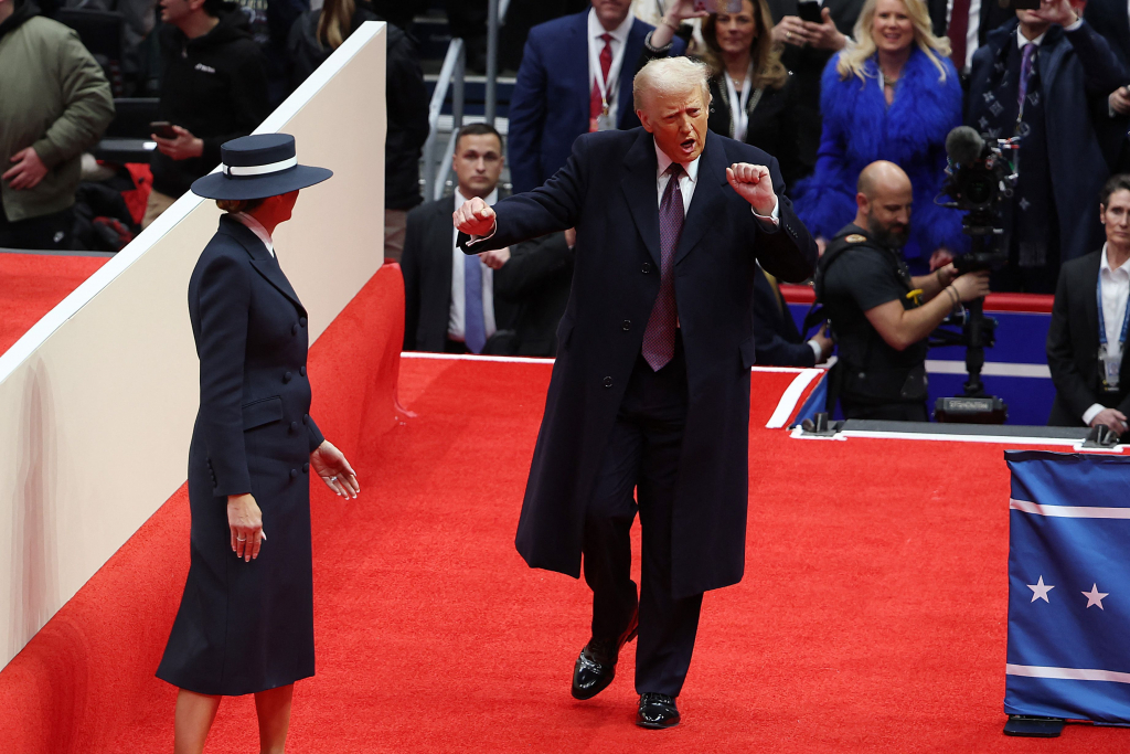 도널드 트럼프 미국 대통령이 20일(현지시간) 47대 대통령 취임 퍼레이드에서 부인 멜라니아 여사와 춤을 추는 모습./사진=뉴스1(AFP)