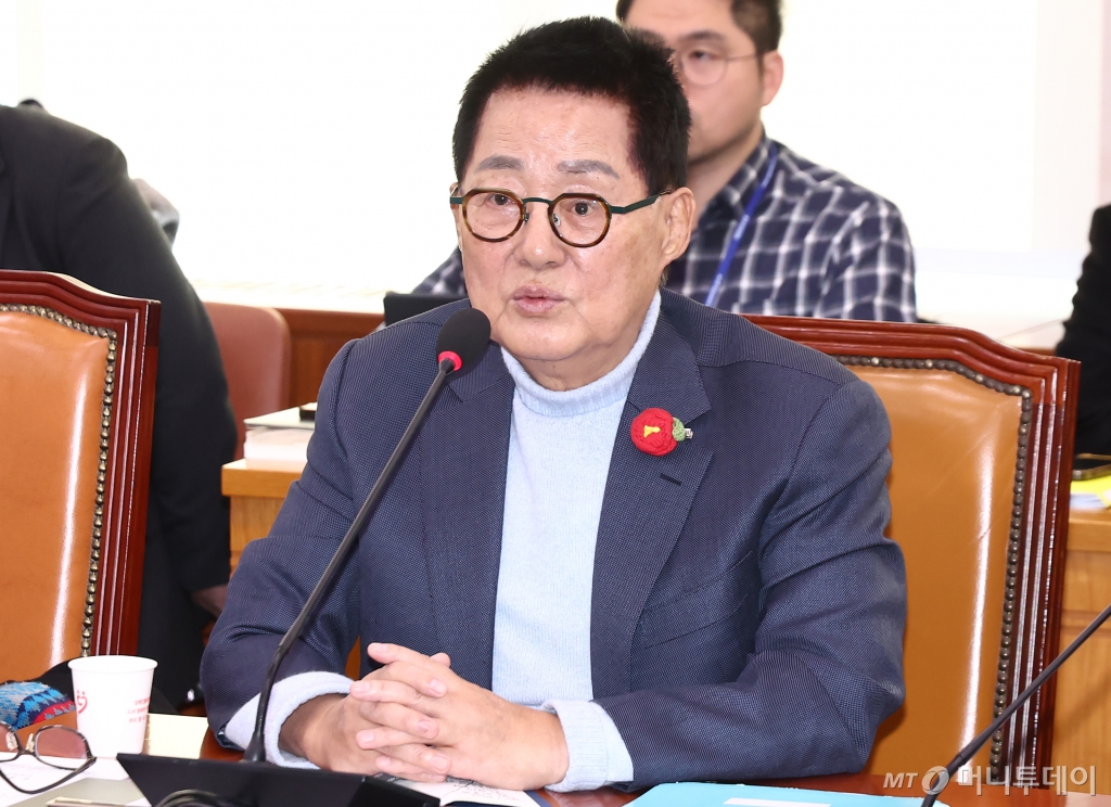 (서울=뉴스1) 김민지 기자 = 박지원 더불어민주당 의원이이 6일 오전 서울 여의도 국회에서 열린 법제사법위원회 전체회의에서 의사진행과 관련해 발언하고 있다. 2024.12.6/뉴스1 Copyright © 뉴스1. All rights reserved. 무단 전재 및 재배포, AI학습 이용 금지. /사진=(서울=뉴스1) 김민지 기자