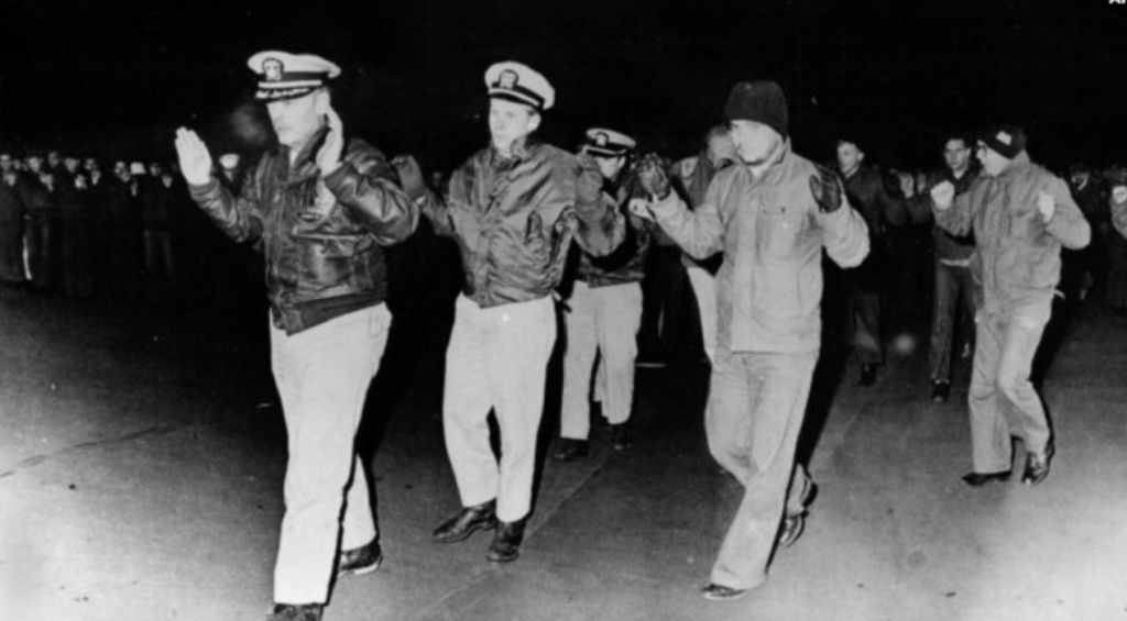 북한에 납치된 미 해군 정보함 푸에블로호의 승선원들 모습/사진=VOA 뉴스 갈무리