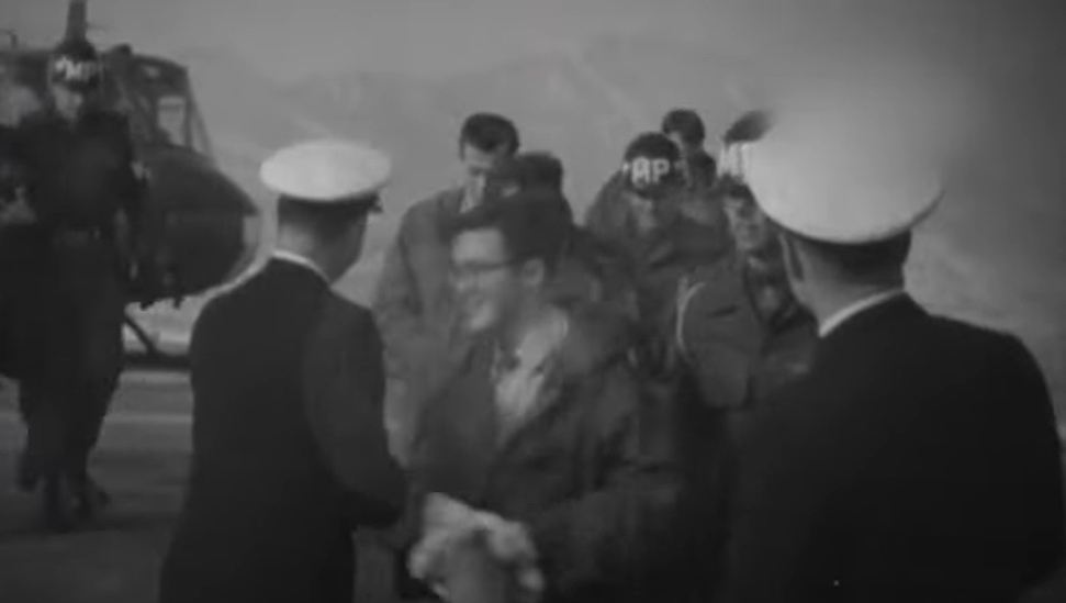 1968년 12월23일. 북한에 억류됐던 푸에블로호 승선원 82명과 시신 1구가 판문점 '돌아오지 않는 다리'를 통해 귀환하고 있는 모습/사진=KFN 뉴스 갈무리