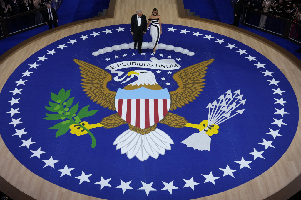 [워싱턴=AP/뉴시스] 도널드 트럼프 미국 대통령과 부인 멜라니아 여사가 20일(현지 시간) 워싱턴에서 열린 '사령관 무도회'(Commander in Chief Ball) 무대에 들어서고 있다. 트럼프 대통령 취임 축하 무도회는 '사령관 무도회', '자유의 취임 무도회'(Liberty Inaugural Ball), '스타라이트 무도회'(Starlight) 등 3개로 구성된다. 2025.01.21.